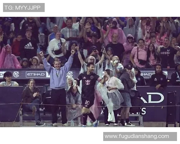 足球杯赛场惊现球星意外摔倒引发全场观众热议讨论焦点 足球杯赛场惊现球星意外摔倒引发全场观众热议讨论焦点